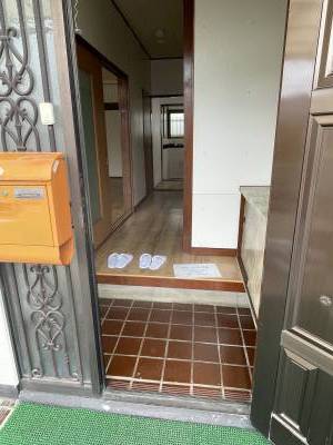 玄関ドアを開けました。