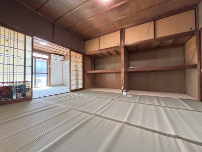 6畳の和室です。大きな収納があり、片付けには便利です。