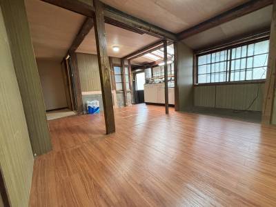 キッチンの右手には収納スペースがあります。