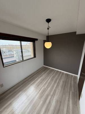 リビング横洋室はアクセントクロスでおしゃれな雰囲気