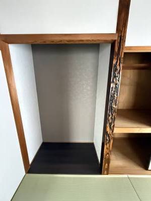 賃貸とは思えない床の間に床柱。まさかの欄間も備え付け。