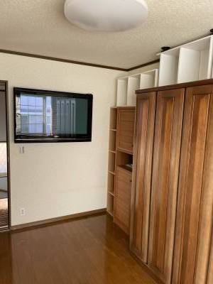 2階洋室はクローゼットの他に家具も設置　テレビも壁掛