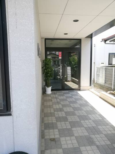 ビルの玄関入り口