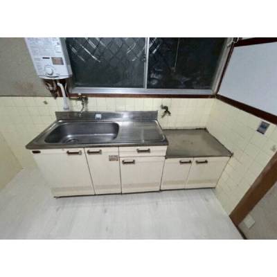 キッチンです。給湯器新品。都市ガスになります。