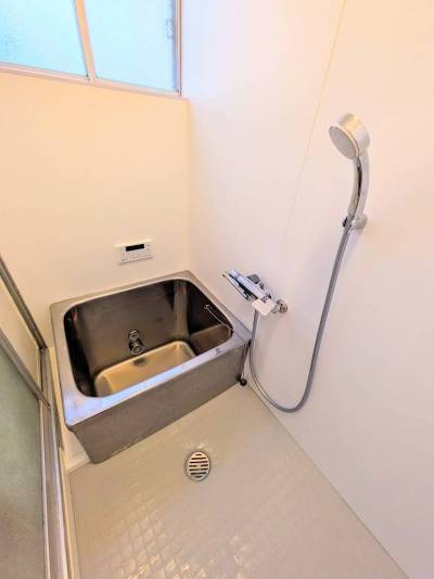 やや小ぶりですが、追い炊き、水栓とも最新のものに交換済