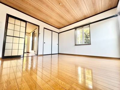 寝室のステージングをしてないリビングの写真です！