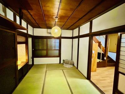 綺麗な畳、井草の匂い、和風の電気で落ち着きます。