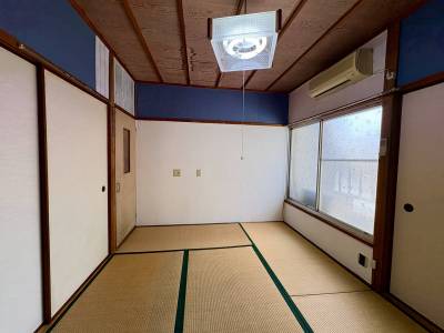 ２階階段正面の６帖の和室。エアコンつきで和み空間。