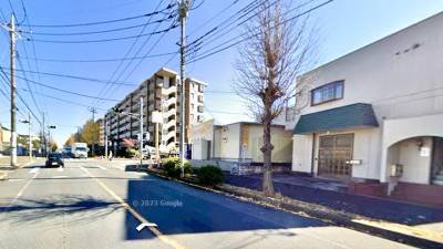 広い道路に面しており、交差点も至近で視認性の高い立地です。