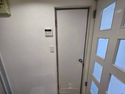 お風呂の扉も白色にしてきれいです♪