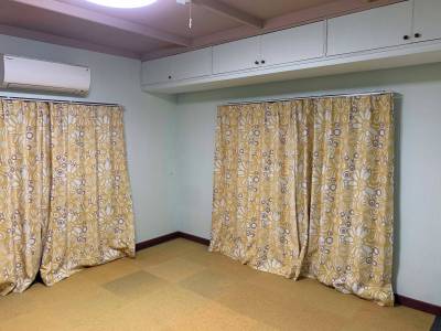 南側8畳　陽あたりが良い部屋で収納が多数あります。