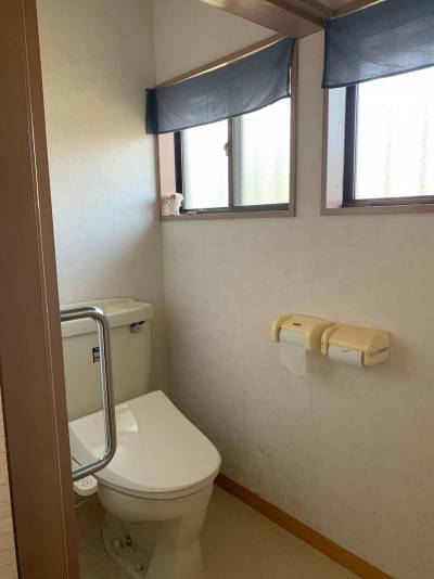 母屋　トイレ１　ウォシュレット付きで広いトイレです。