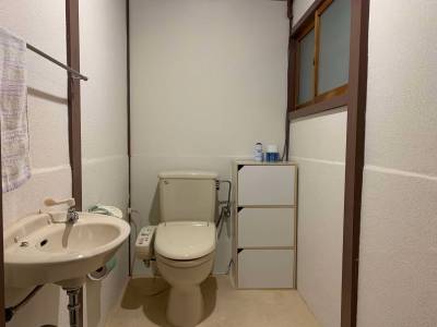 母屋　トイレ２　ウォシュレット付きで広いトイレです。