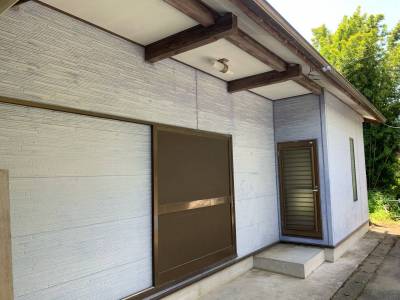 離れ　無垢の木材8畳間と9畳の倉庫があります。