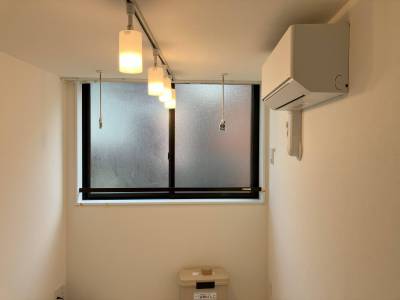 南向きのお部屋！エアコン付き、LED照明、天井釣り金具付き！