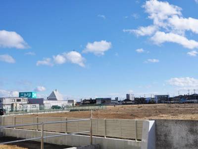 前面には人目が気になる建築物なし！