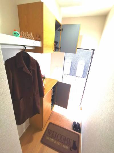 玄関！コート掛け、棚、靴箱等便利な機能が満載！！