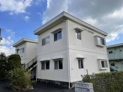 3棟並びの白い建物です。