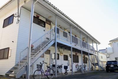 軒下に自転車を停められます♪