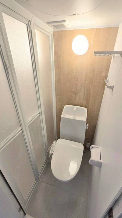 ウォシュレット付きのトイレ。