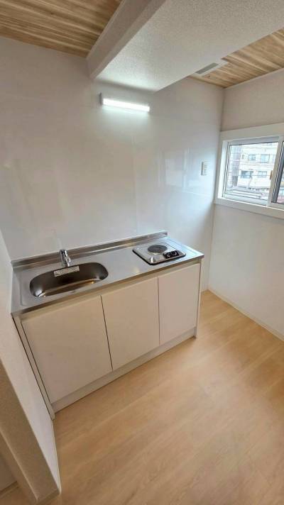 IH仕様のキッチンは壁面にマグネットが付くパネルです。
