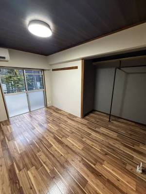 木目調のシックでオシャレな内装