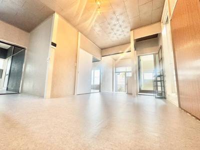 キッチンから玄関に向けた写真です。