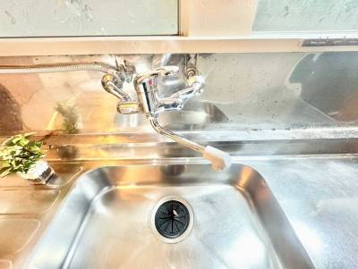 キッチンはシングルレバー新品設置しました。換気扇も新調です。