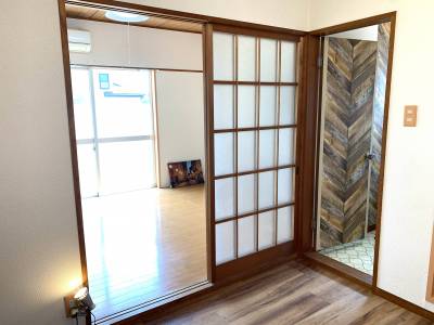 仕切り扉もガラスで光を取り込めます