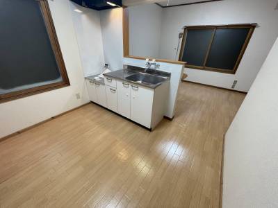 カウンターの付いたキッチン。