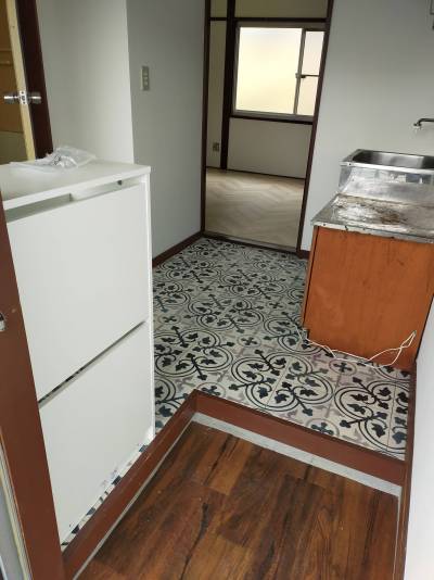 収納力抜群のシューボックス。床はフレンチタイル風