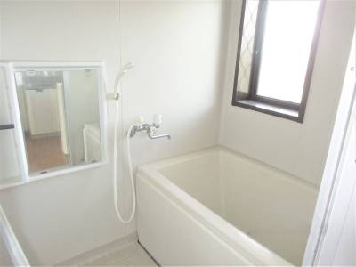 広めの浴室　窓付きです