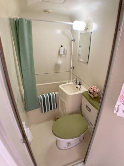 ホテル風のユニットバス
トイレットホルダー置台付き新品交換