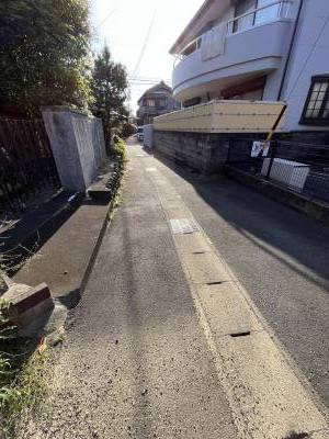 玄関出て左側通路