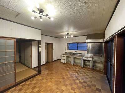 おしゃれな照明が出迎えるキッチン。