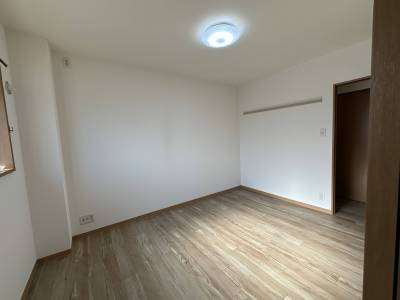 もうひと部屋の洋室です。
