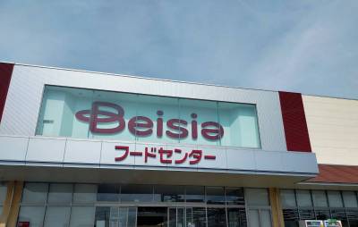 大型食料品スーパー　駐車場も大きい！　
