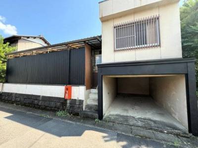 車庫付きの外観
