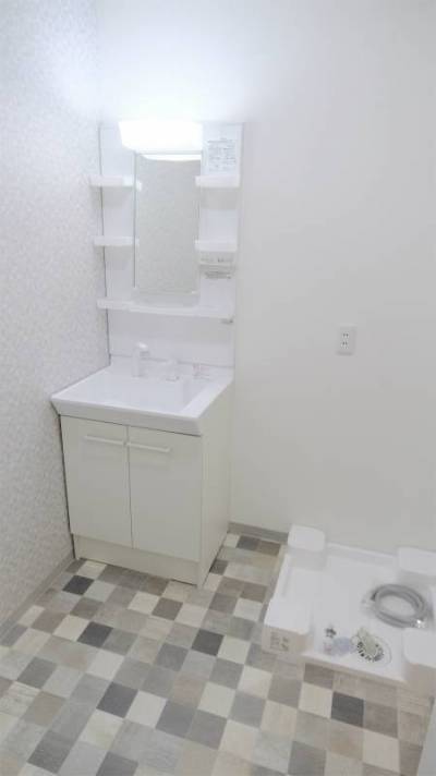 独立洗面台を設置。洗濯も室内で可能。