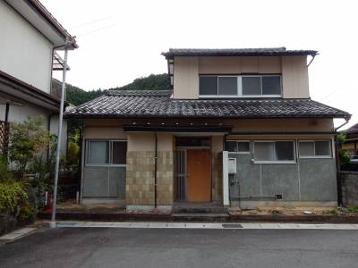 角地ゆえ荷物を降ろすなど一時駐車は可能。徒歩１分月極あり。