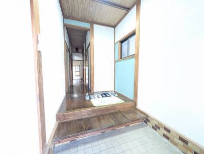 明るい玄関、広さありたくさん靴を並べられます♪