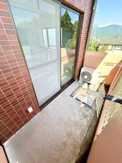 ベランダも広々で日当たり良好です♪