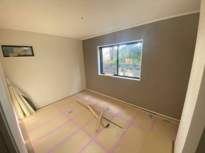 1階西側部屋♪となりの神社の緑が楽しめます♪