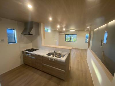 2階リビングから、となりの神社の緑の眺め、最高です♪