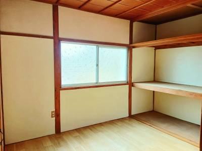 2階西側洋室。大きな押入れがあり、寝室としても使用できます。