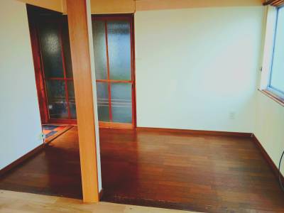 1階サブのお部屋です。収納や洗濯物室内干しなどにも使えます。