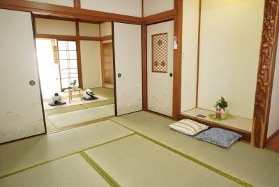 隣の和室と間続きで最大14帖の大空間♪