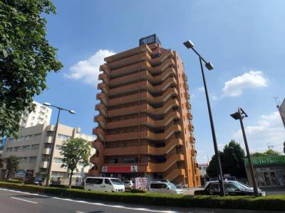 メインストリート沿いのマンションです