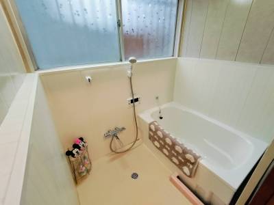 ゆったり広い浴槽で、一日の疲れを癒してくださいね♪