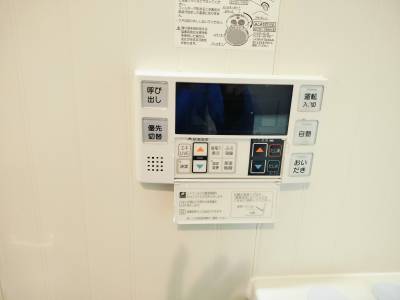 お風呂は追い炊き機能付きです。いつでも快適に入れますよ～。